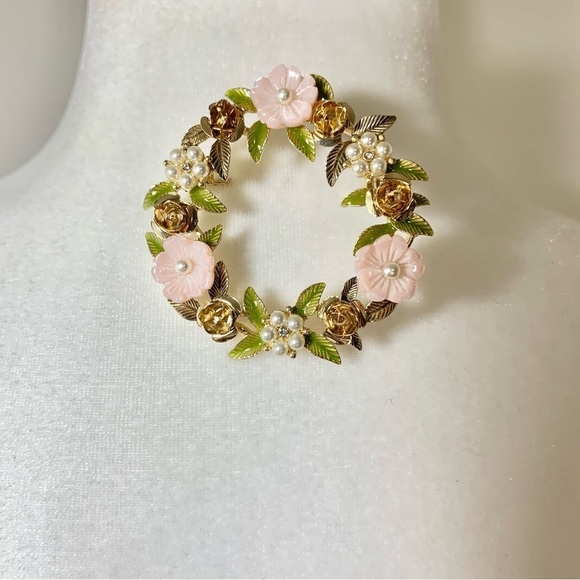NWT gold toned Chrystal and imitation pearl wreath pin - Picture 12 of 12